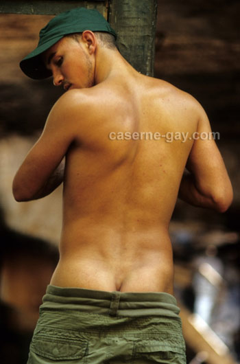 militaire gay sexy à la peau cuivrée